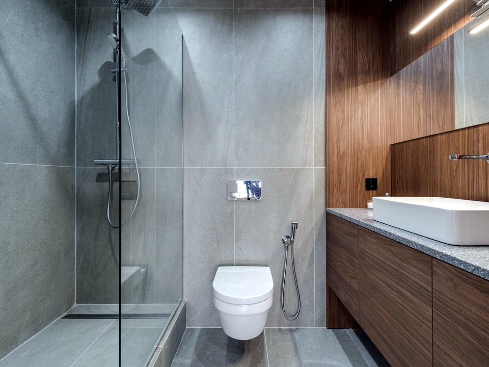 Barrierefreies Bad mit bodengleicher Dusche und Wand-WC